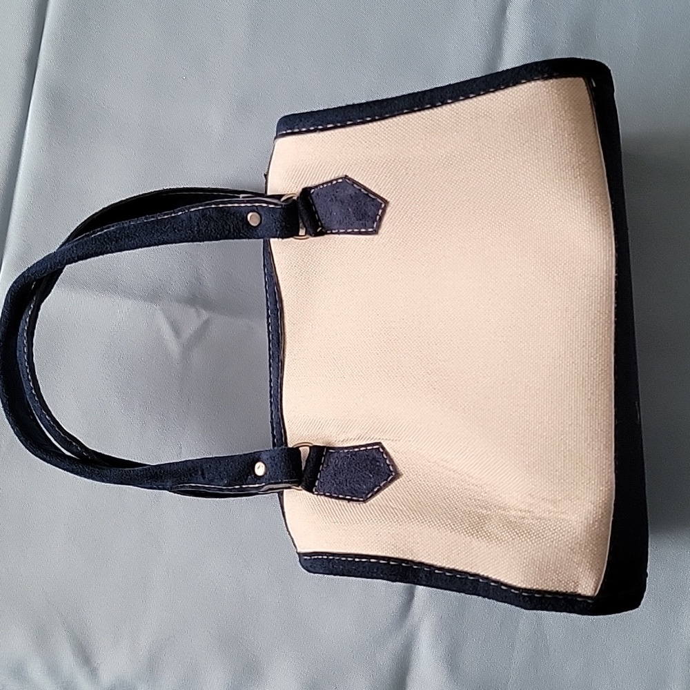 Handbags - Picture 4 of 4
